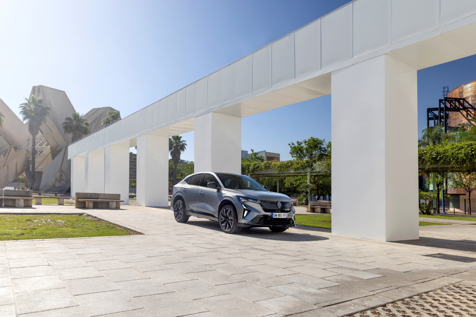 Vista lateral del Renault Rafale 2024 destacando su diseño coupé.