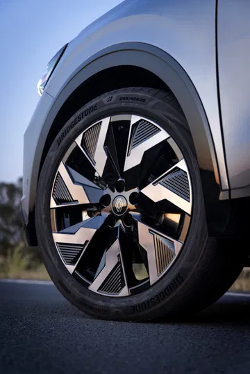 Vista cercana de la llanta y parte del guardabarros del Renault Rafale.