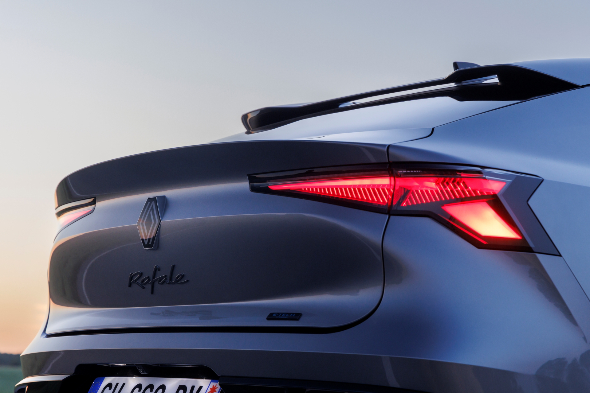Vista trasera lateral del Renault Rafale, destacando su diseño aerodinámico.
