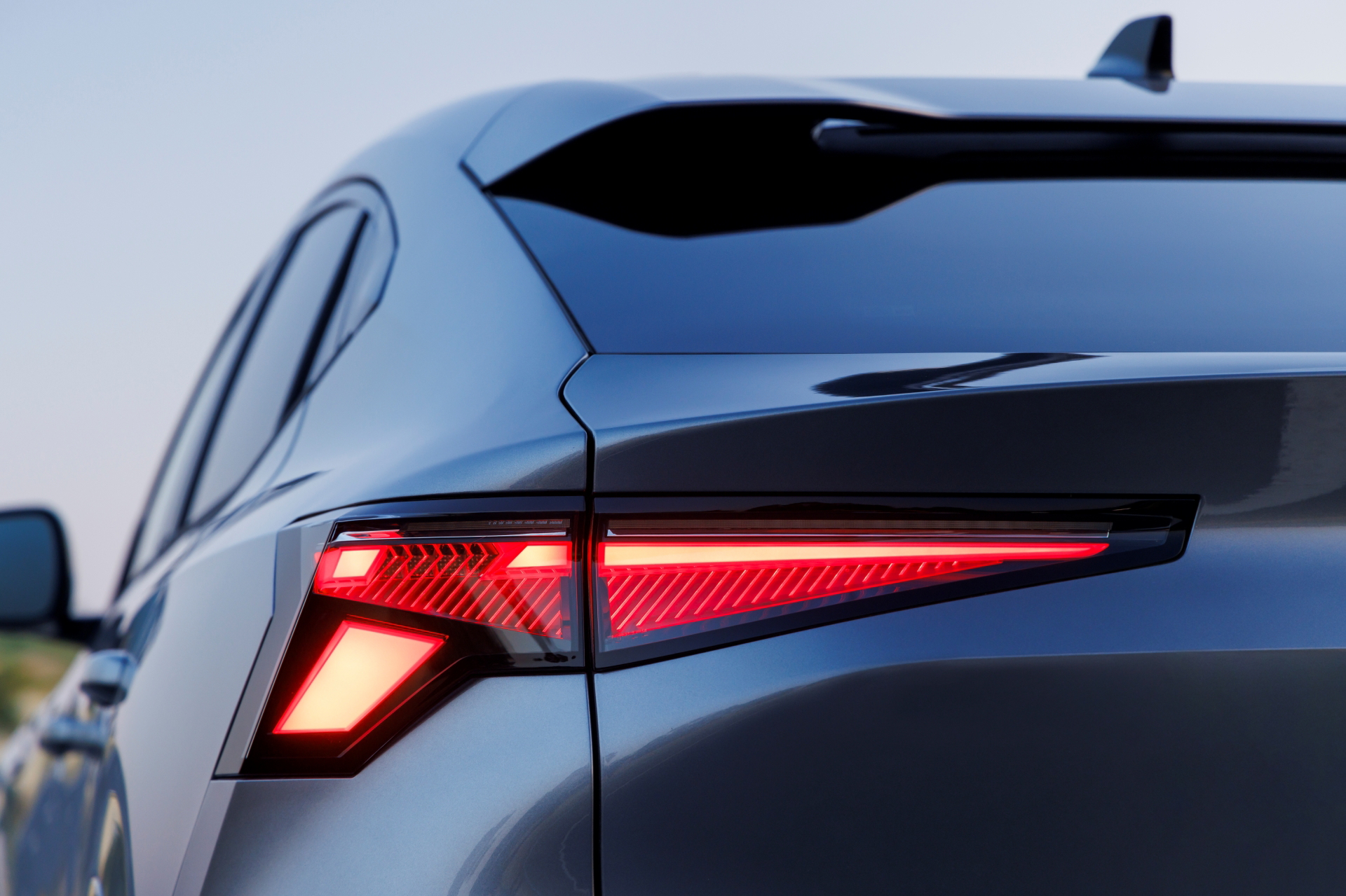 Vista parcial trasera-lateral del SUV coupé Renault Rafale 2024.