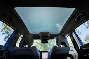 Techo panorámico que brinda una luminosidad excepcional al habitáculo.