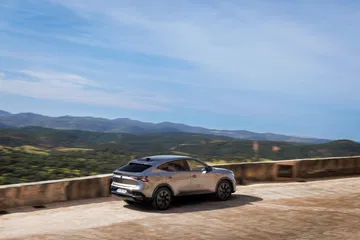 El Renault Rafale 2024 deslumbra con su dinámica silueta lateral.