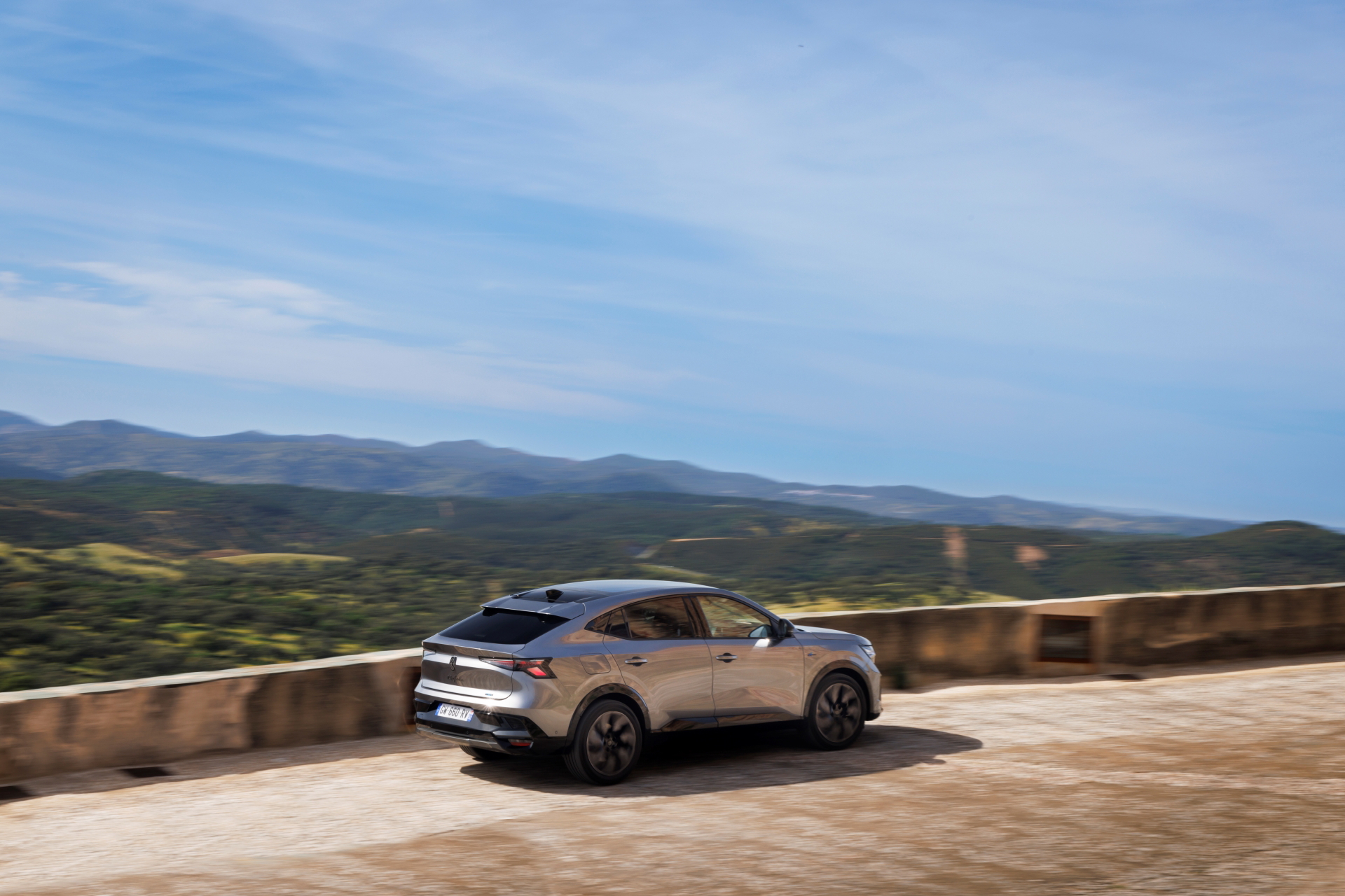 El Renault Rafale 2024 deslumbra con su dinámica silueta lateral.