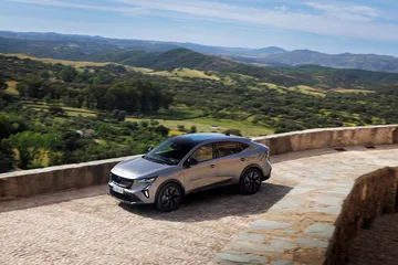 Renault Rafale se muestra con elegancia en su entorno natural.