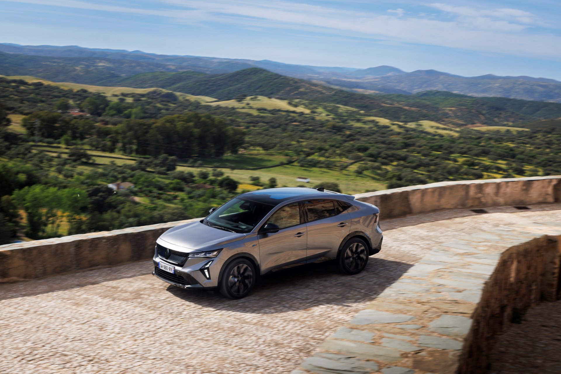 Renault Rafale se muestra con elegancia en su entorno natural.