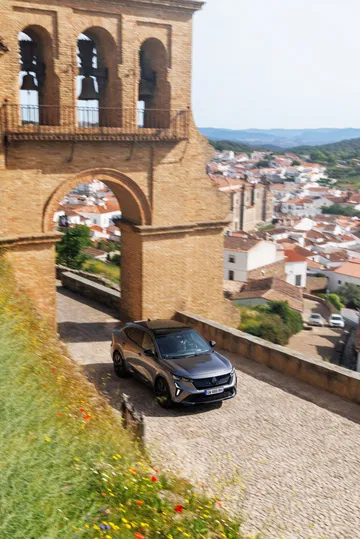 Renault Rafale en movimiento, mostrando su diseño lateral dinámico.