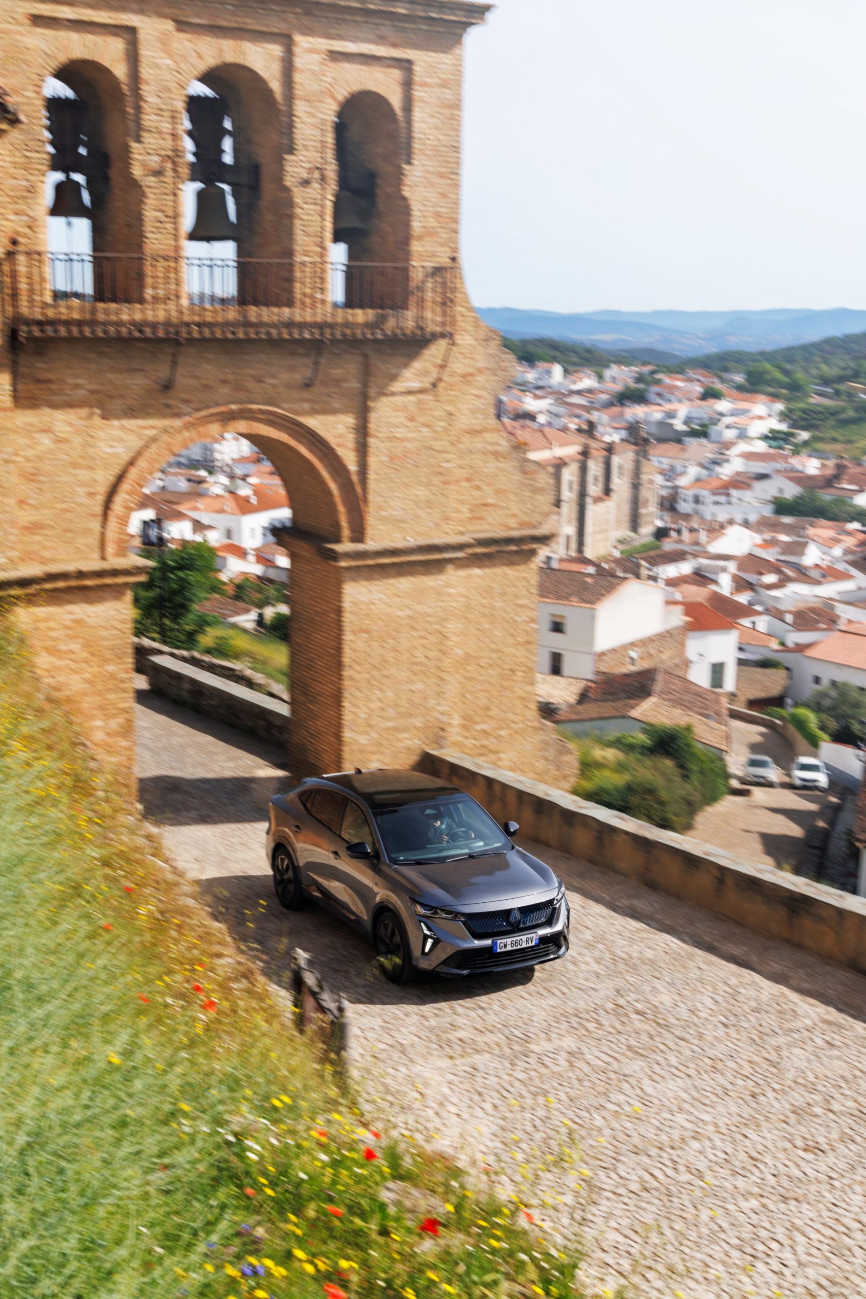 Renault Rafale en movimiento, mostrando su diseño lateral dinámico.