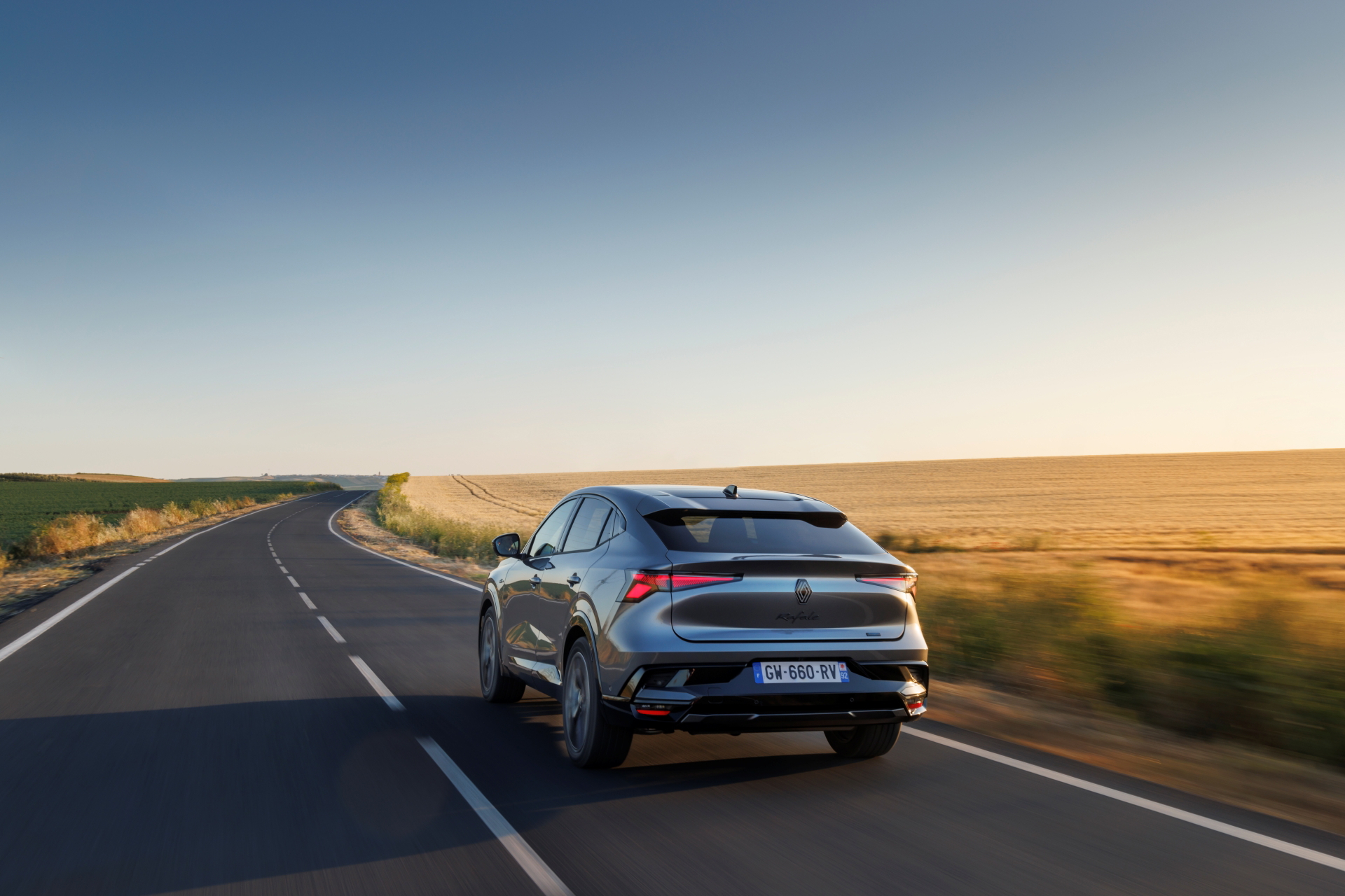 Renault Rafale capturado en ensayo vial demostrando su diseño dinámico.
