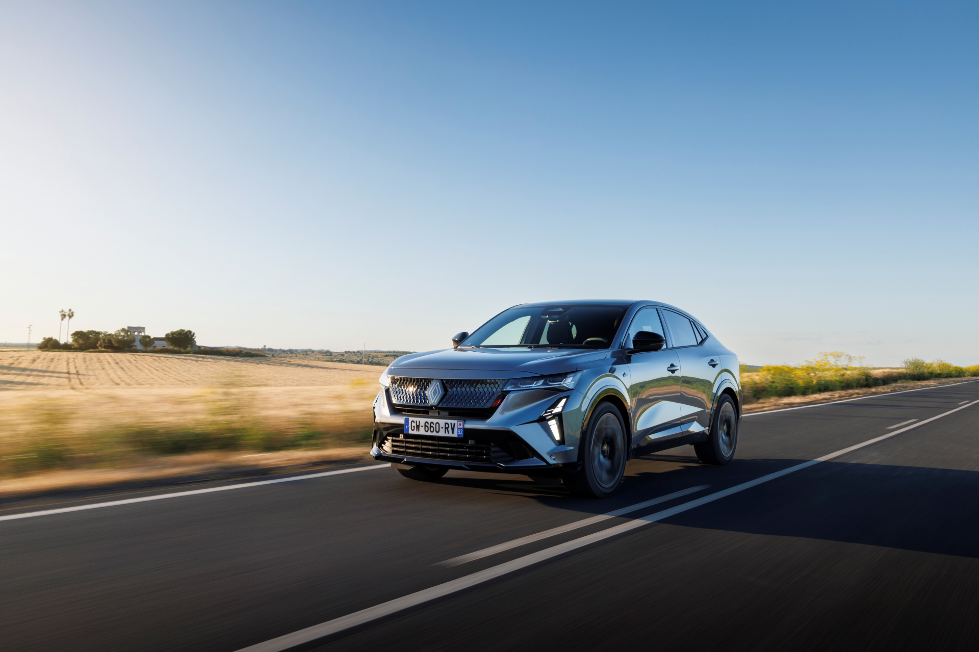 Renault Rafale en dinámica ofrece líneas estilizadas y modernas.