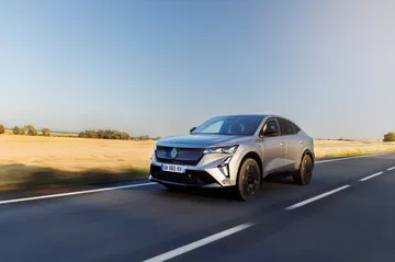 Renault Rafale en dinámica lateral sugiere robustez y estilo.