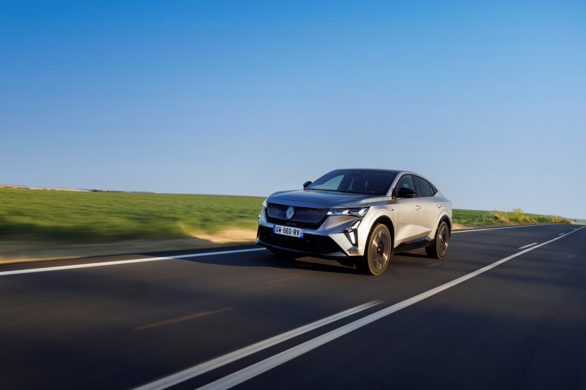 Renault Rafale capturado en fase de prueba, demostrando líneas elegantes y deportivas.