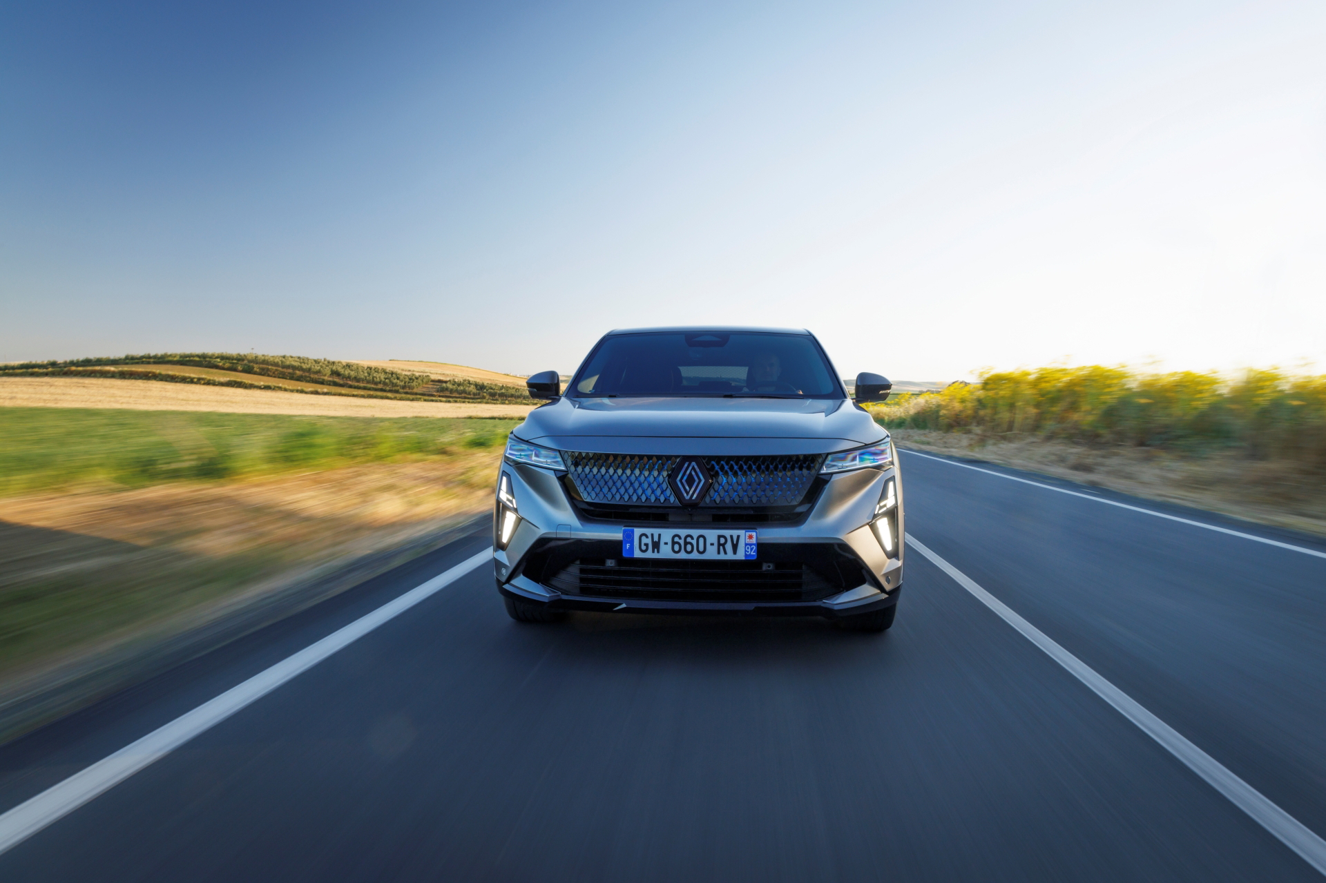 Vista frontal del Renault Rafale 2024 en pruebas de carretera
