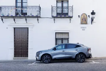 Perfil dinámico del Renault Rafale 2024, promesa de innovación y estilo.