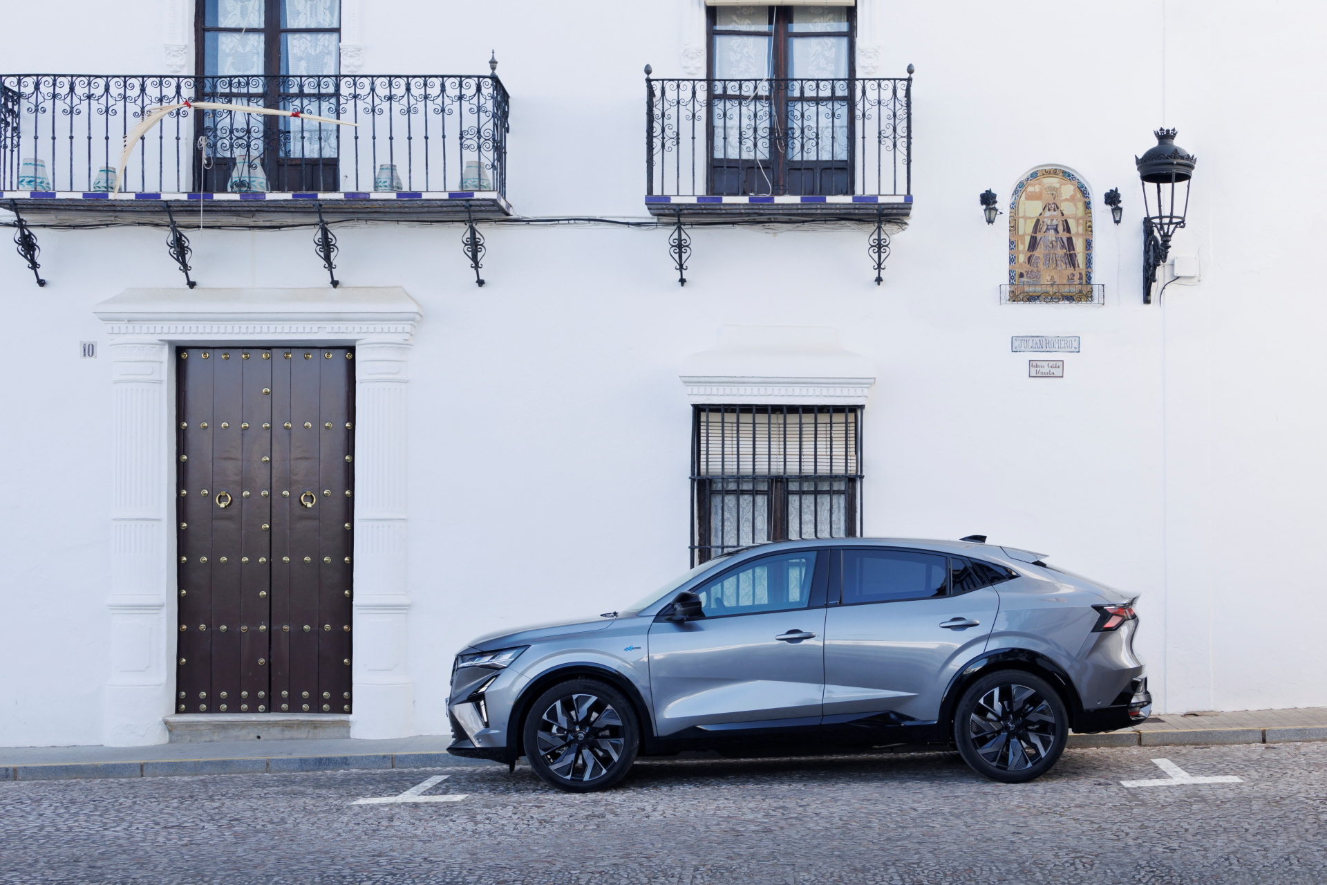 Perfil dinámico del Renault Rafale 2024, promesa de innovación y estilo.