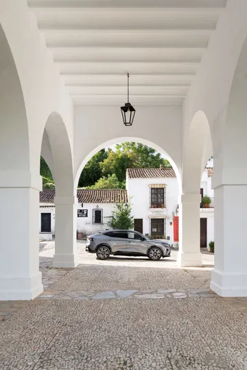 Renault Rafale 2024 capturado en perfil, mostrando su silueta dinámica y moderna.