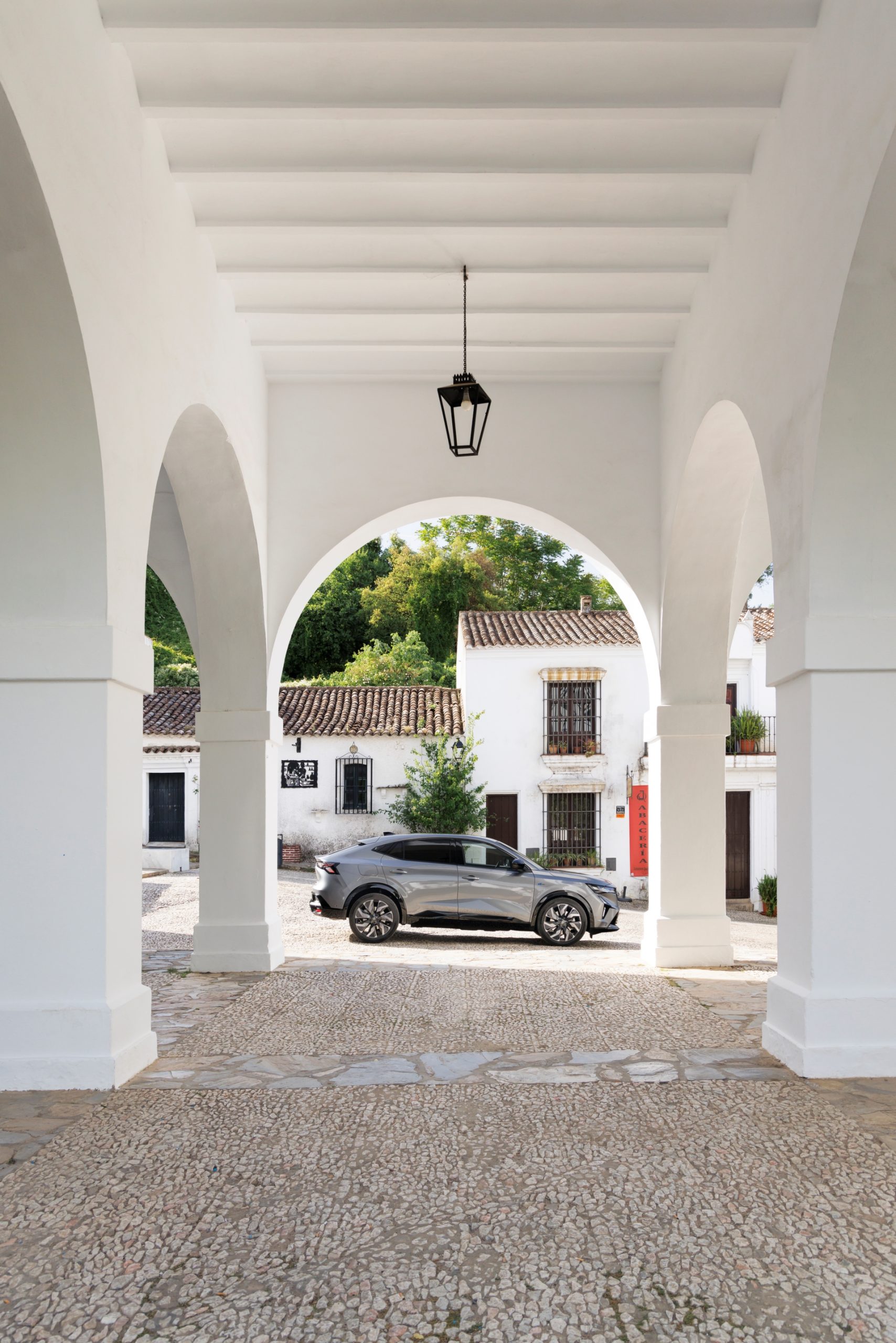 Renault Rafale 2024 capturado en perfil, mostrando su silueta dinámica y moderna.