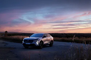 Renault Rafale 2024 en pruebas, diseño lateral bajo iluminación crepuscular