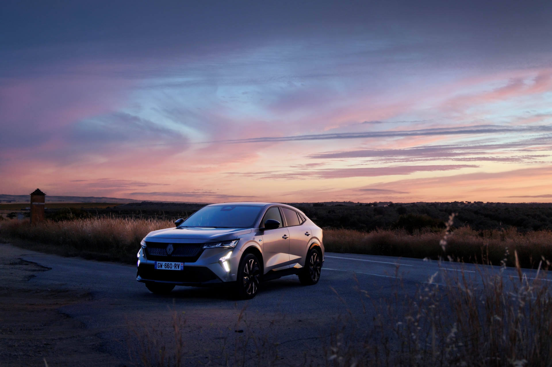 Renault Rafale 2024 en pruebas, diseño lateral bajo iluminación crepuscular