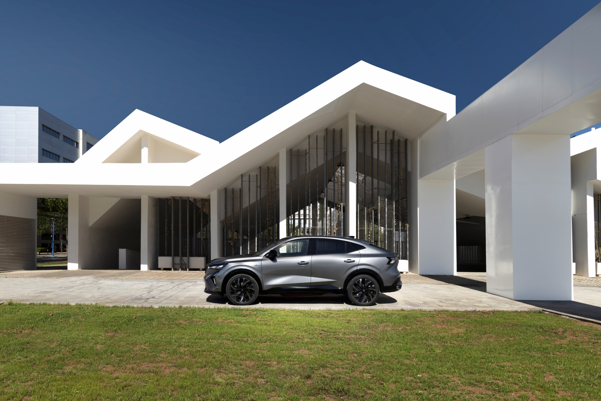 Renault Rafale 2024 proyecta elegancia y deportividad.