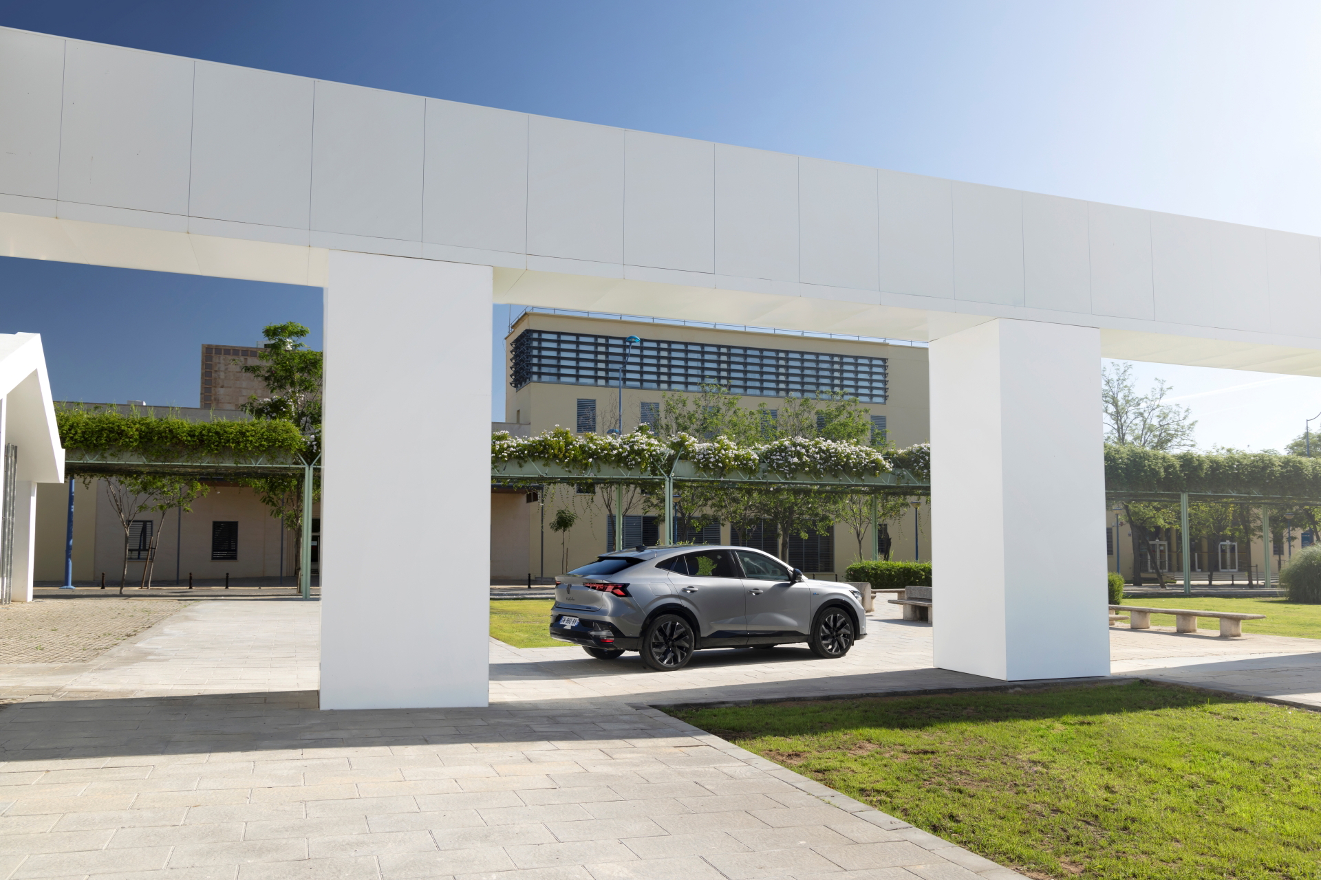 Renault Rafale 2024 captado en pruebas, estilo coupé definido.