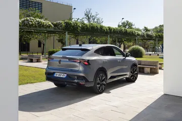 El Renault Rafale 2024 muestra un diseño lateral y trasero elegante.