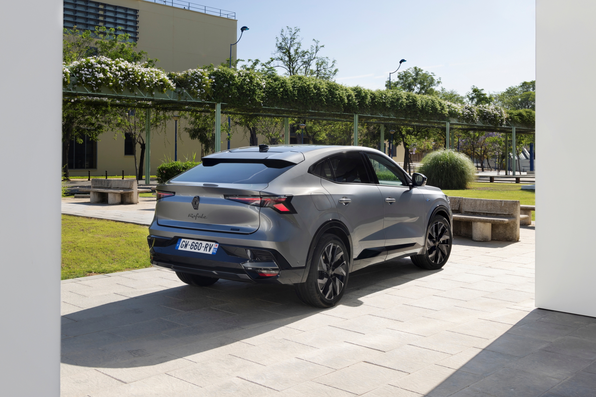 El Renault Rafale 2024 muestra un diseño lateral y trasero elegante.