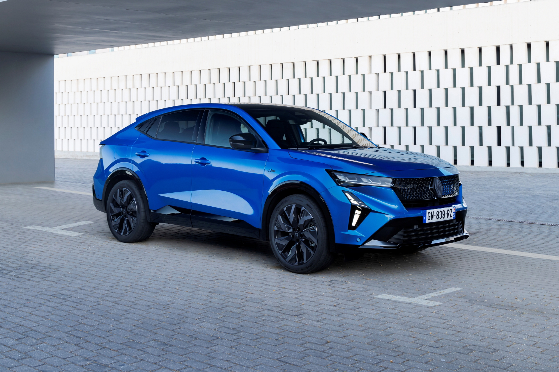 Renault Rafale, SUV híbrido coupé con líneas futuristas y perfiles dinámicos.