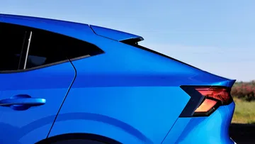 Perfil lateral del Renault Rafale 2024 resalta su línea de coupé