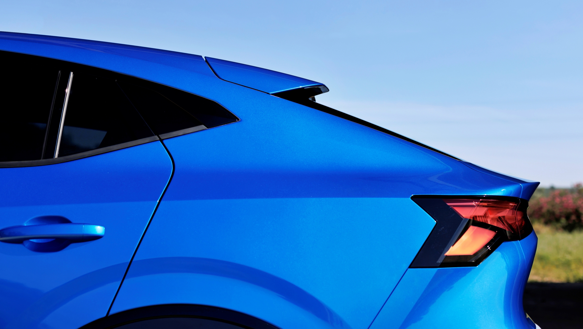 Perfil lateral del Renault Rafale 2024 resalta su línea de coupé