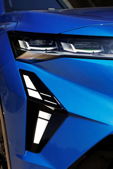 Frontal agresivo del Renault Rafale con líneas dinámicas