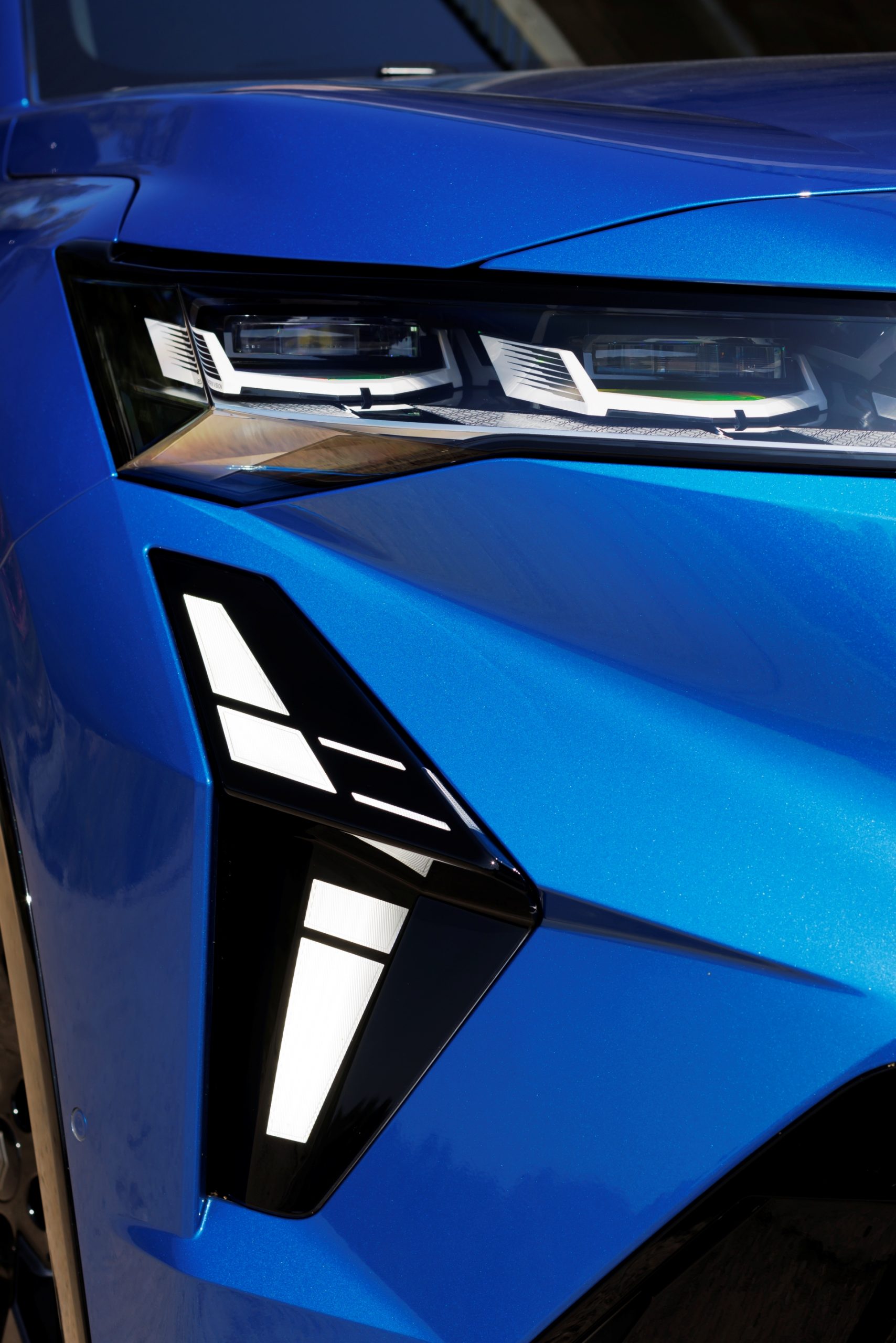 Frontal agresivo del Renault Rafale con líneas dinámicas