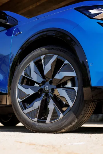 Vista lateral en detalle del neumático y llanta del Renault Rafale 2024