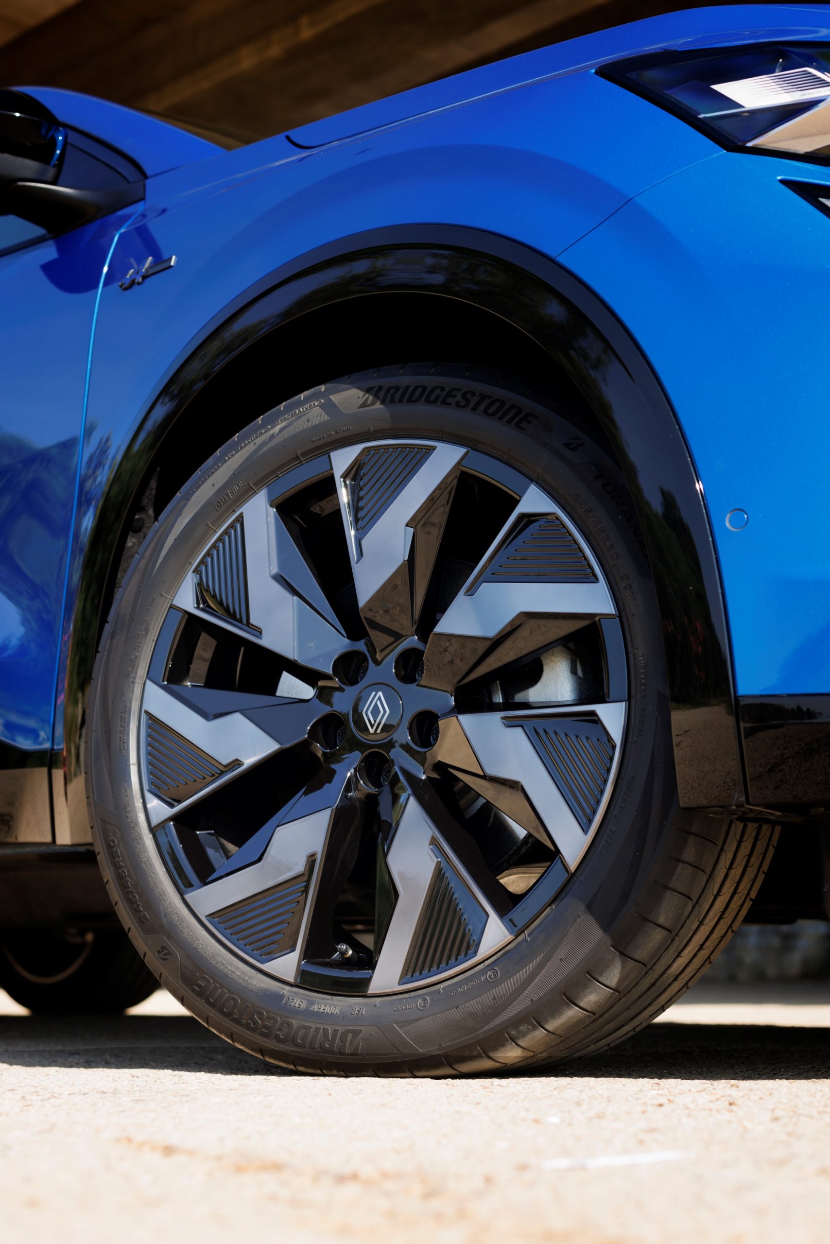 Vista lateral en detalle del neumático y llanta del Renault Rafale 2024