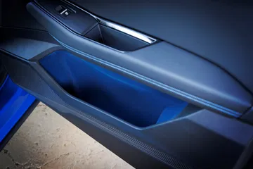 Vista detallada de acabados de puerta del Renault Rafale 2024