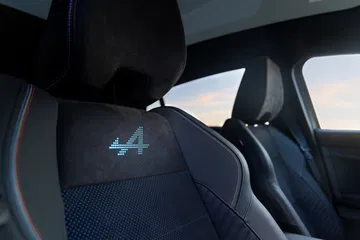 Vista de los asientos deportivos con insignia '4'