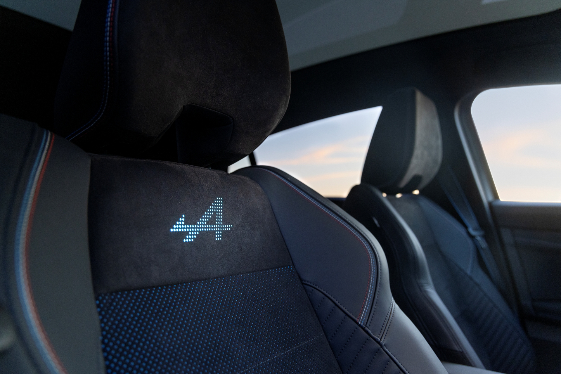 Vista de los asientos deportivos con insignia '4'