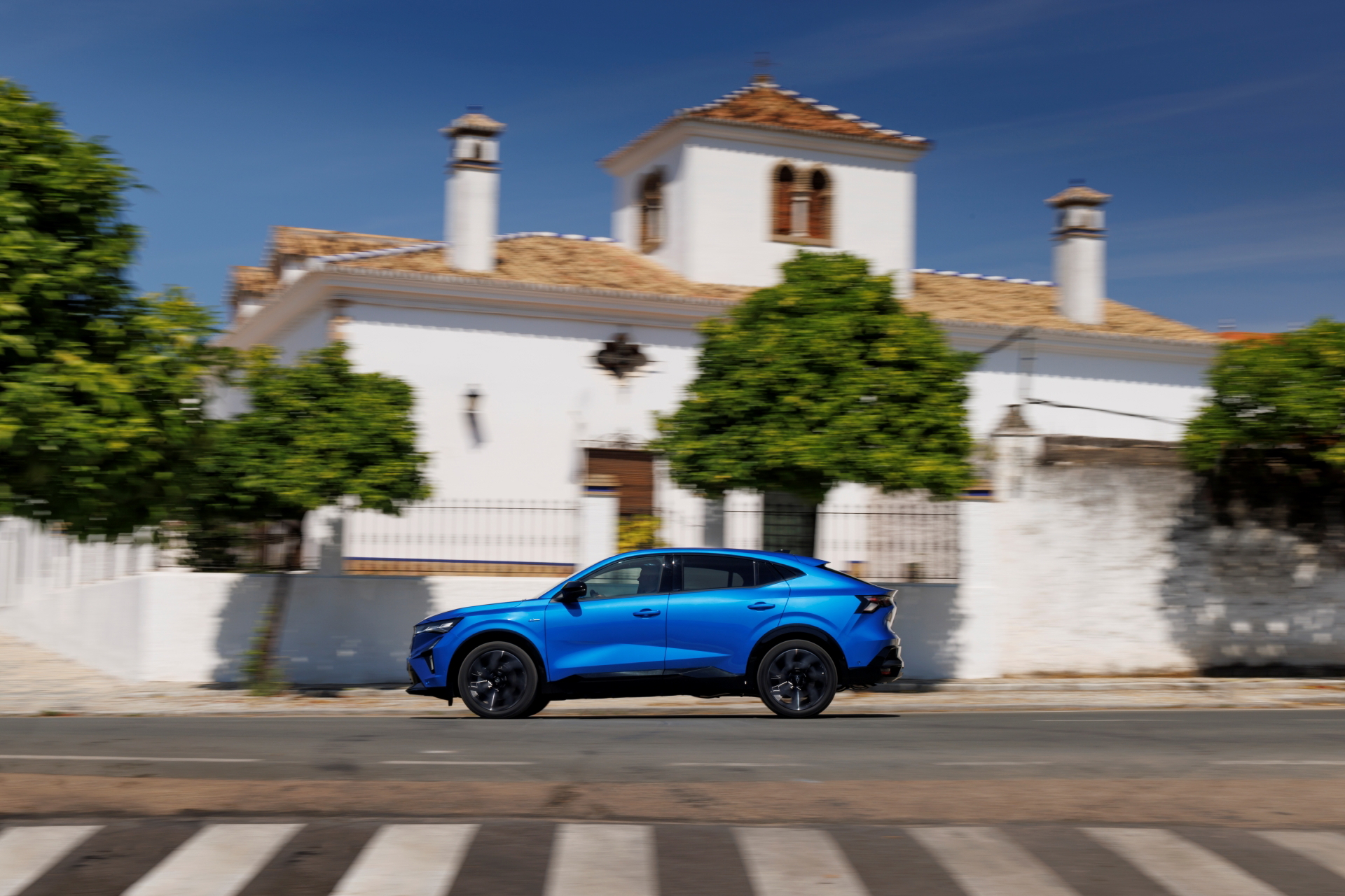 Vista lateral del Renault Rafale 2024 mostrando su línea de diseño coupé.