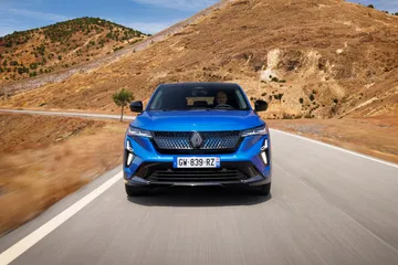 Vista frontal del Renault Rafale 2024 mostrando su audaz diseño