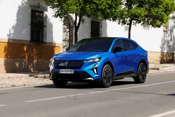 Vista dinámica del Renault Rafale 2024, destacando su diseño coupé.