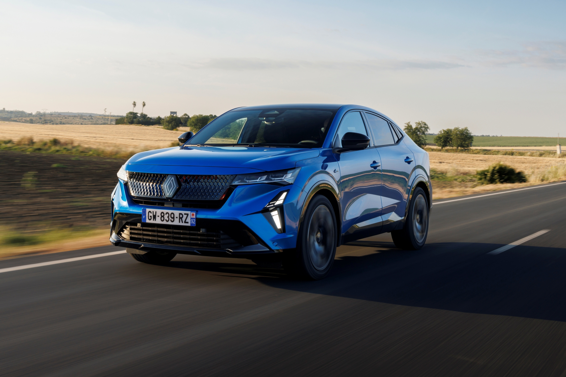 Vista dinámica del Renault Rafale 2024, mostrando su diseño coupé híbrido.