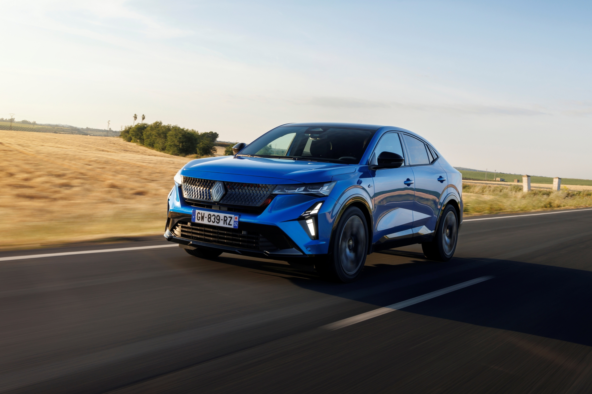 Vista dinámica del Renault Rafale 2024, destacando su diseño coupé.