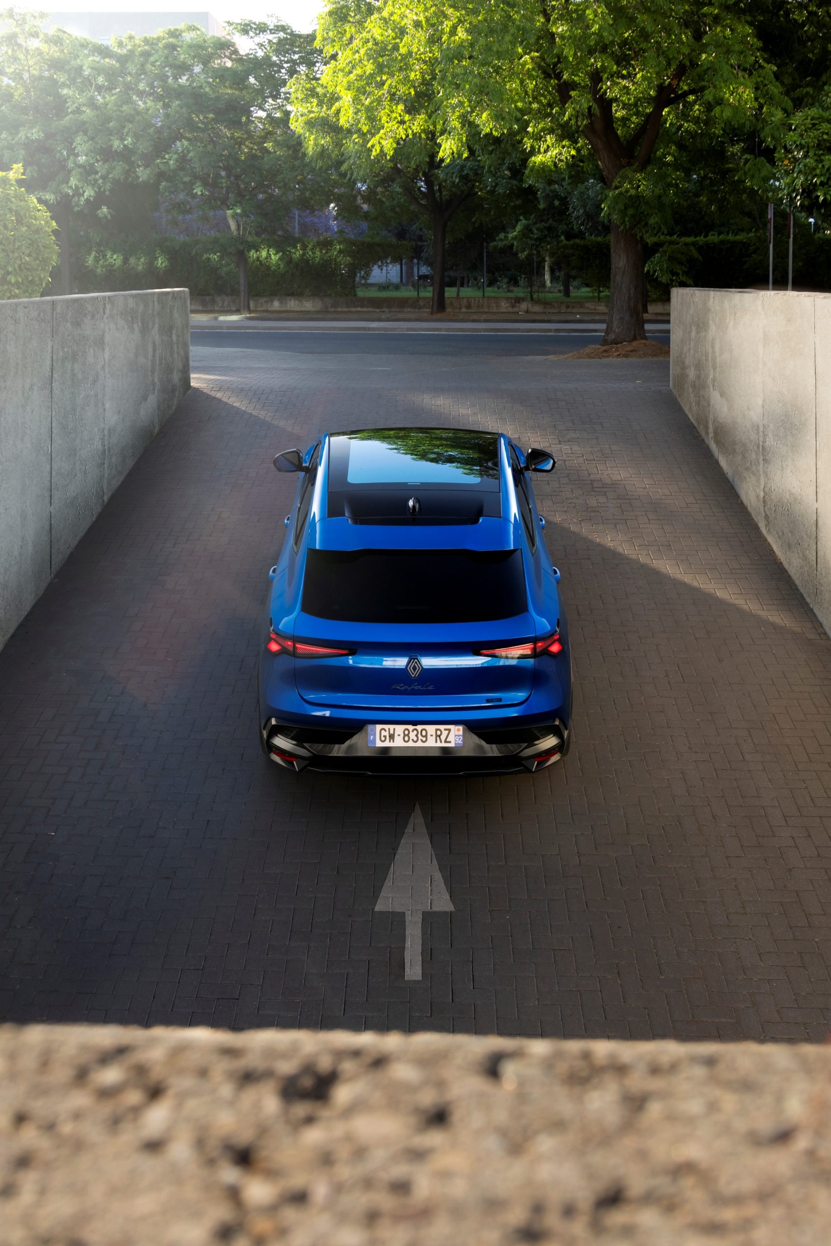 Vista trasera del Renault Rafale mostrando su diseño coupé distintivo y líneas deportivas.