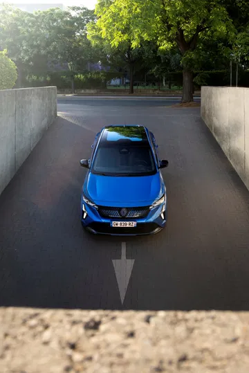 Vista frontal del Renault Rafale 2024 destacando su agresivo diseño