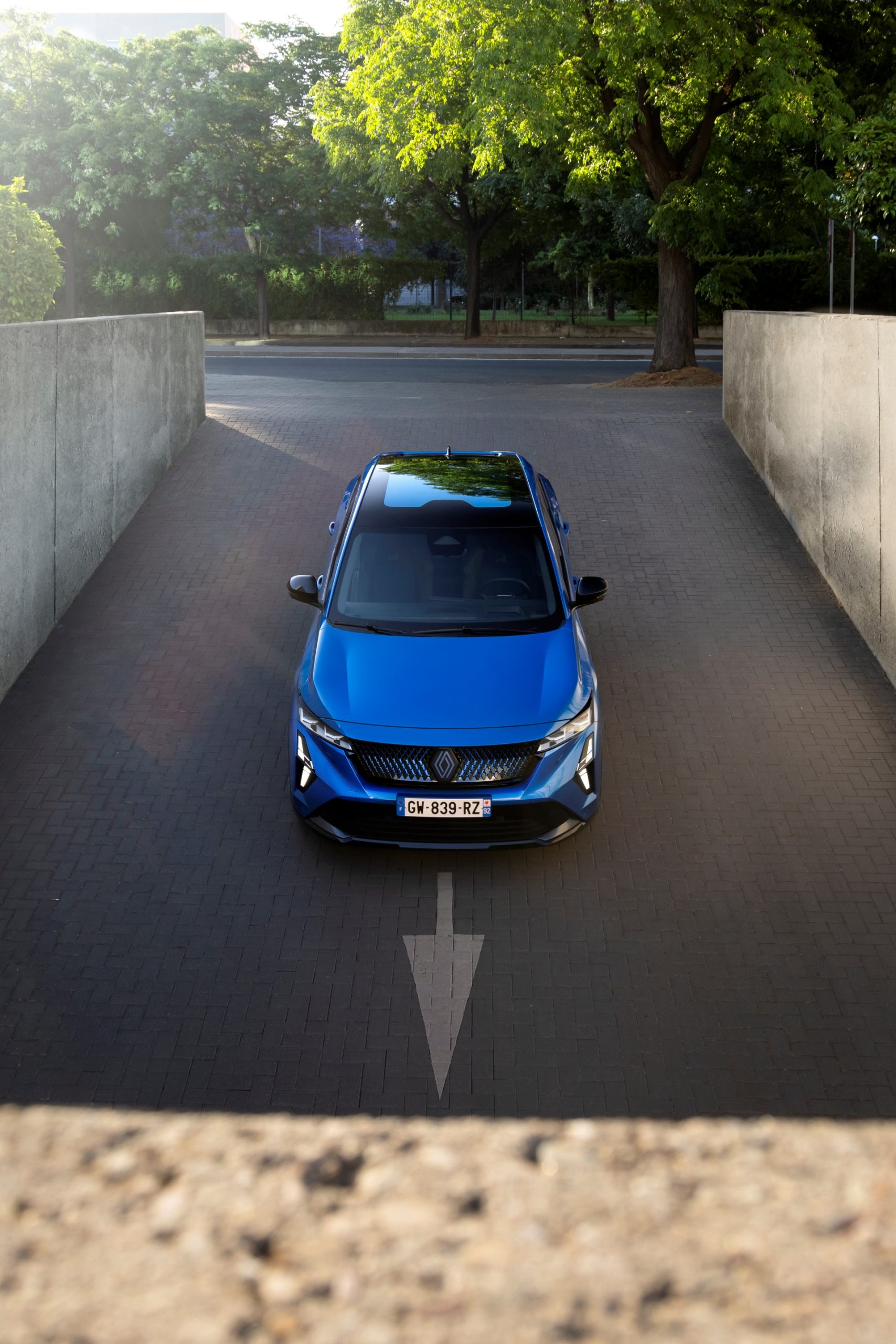 Vista frontal del Renault Rafale 2024 destacando su agresivo diseño