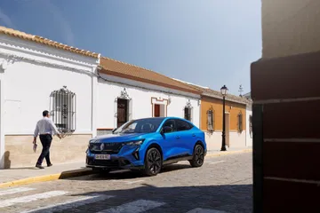 El Renault Rafale luce un diseño dinámico y urbano, resaltando su línea de SUV coupé.