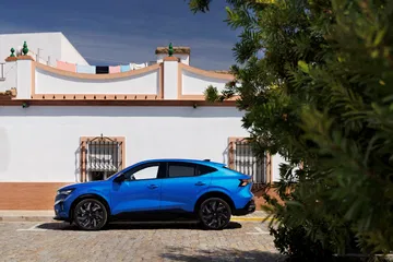 Renault Rafale 2024, silueta lateral que exalta dinamismo y diseño moderno.