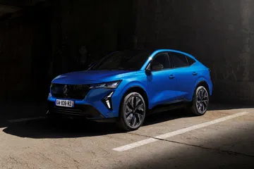 SUV híbrido coupé Renault Rafale destacando su línea aerodinámica