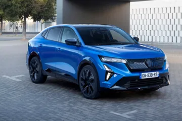 Vista lateral del Renault Rafale 2024, destacando su diseño coupé.