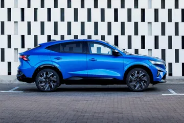 Perfil dinámico del Renault Rafale 2024 en pruebas.