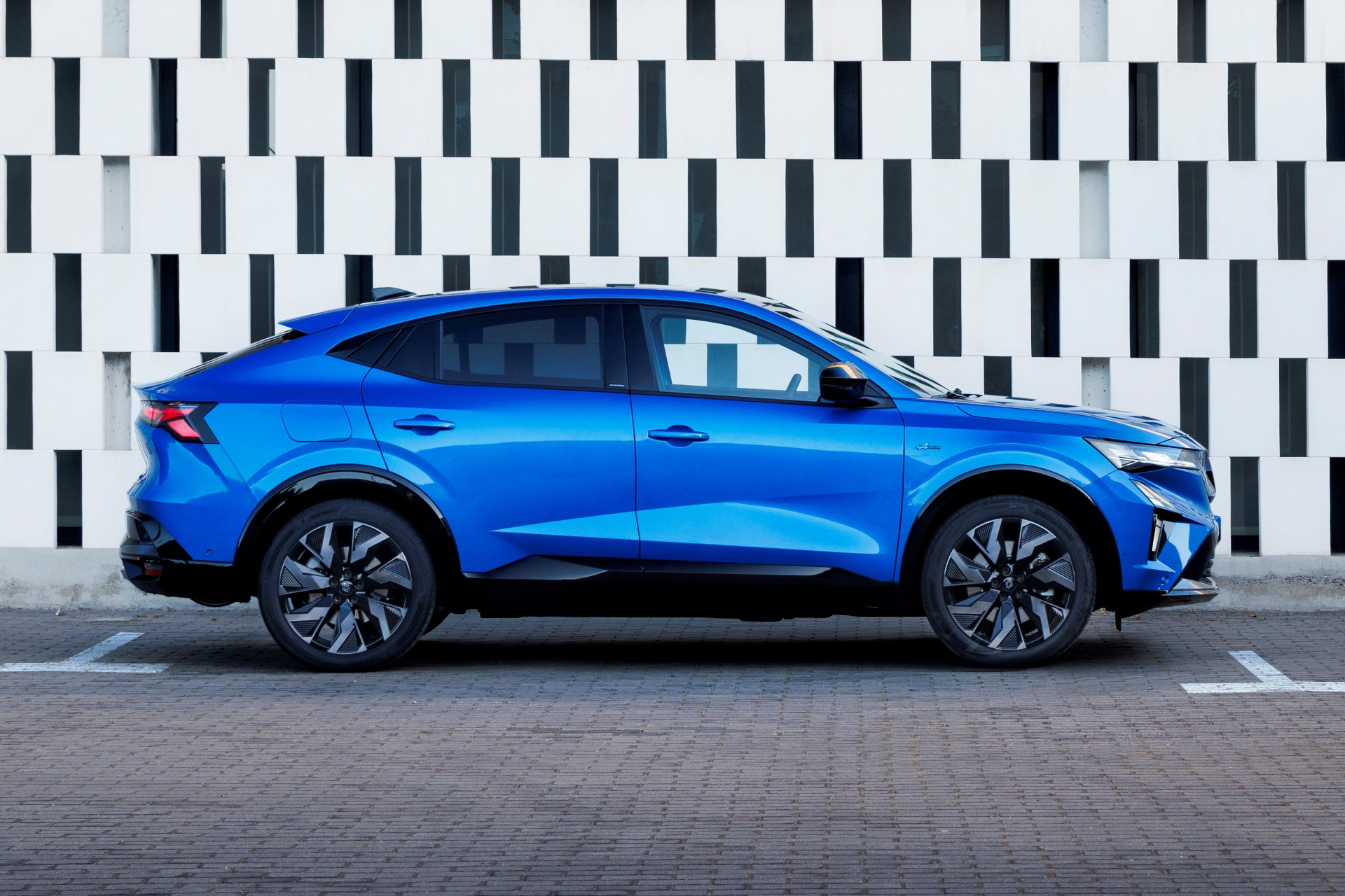 Perfil dinámico del Renault Rafale 2024 en pruebas.